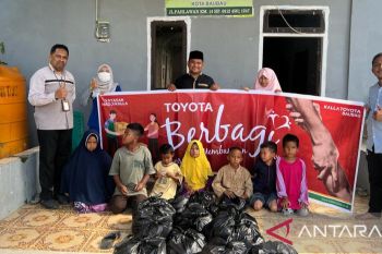 Kalla Toyota bagikan 300 paket sembako kepada warga Baubau
