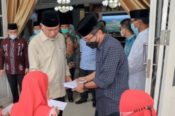 Gubernur Mahyeldi apresiasi  donatur bagikan santunan anak yatim.