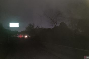 Pemkot Palembang perbaiki lampu penerangan jalan lalu lintas mudik