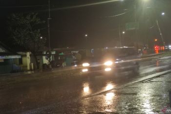 Pemudik diimbau waspadai jalan licin keluar gerbang tol Keramasan