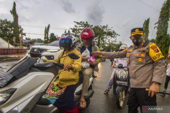 Arus Mudik - Kapolres Tapin bagikan takjil untuk pemudik