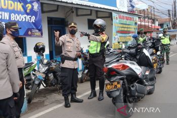 Arus lalu lintas kendaraan di jalur utama kota Sumedang padat