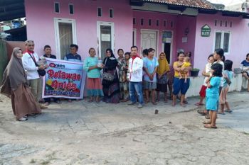 Tim Relawan Anies berbagi di Jumat berkah
