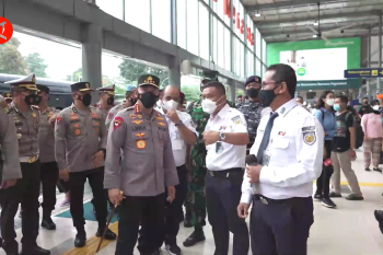 Kapolri tinjau Stasiun Pasar Senen terkait kesiapan arus mudik