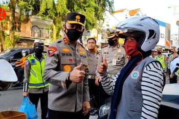 Kapolda Babel bagi 500 paket takjil dan 50 helm gratis