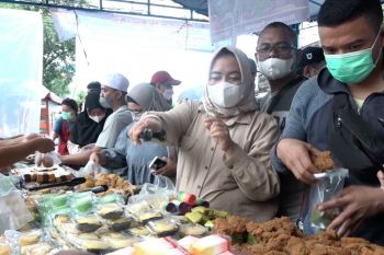 Serunya berburu takjil di Bendungan Hilir