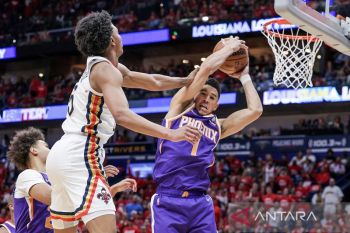 NBA - Phoenix Suns didenda Rp363 miliar terkait pelaporan status cedera Devin Booker