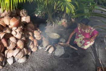 Tradisi merebus ketupat dengan tungku batu di Karimun