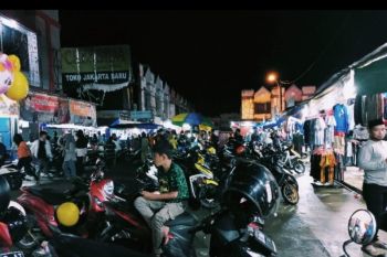 Pusat perbelanjaan di Mamuju dipadati pengunjung jelang Lebaran