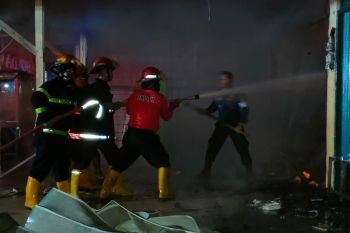 Jelang Lebaran, satu keluarga tewas dalam kebakaran toko aksesoris di Padang