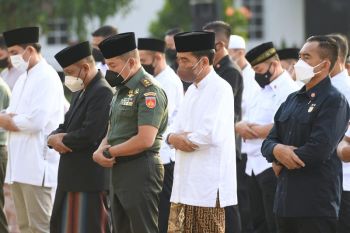 Presiden Jokowi dan Ibu Iriana shalat Id di halaman Gedung Agung