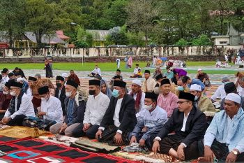 Bupati dan warga Pesisir Selatan tetap khusyuk Sholat Id meski diguyur hujan
