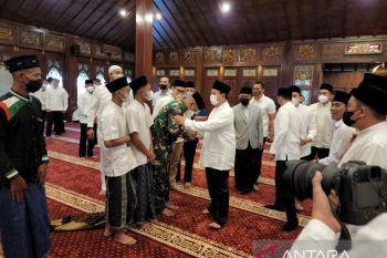 Prabowo Shalat Id di Masjid Nurul Wathon