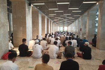 Masjid Istiqlal penuh sesak saat pelaksanaan Shalat Idul Fitri 1443 H