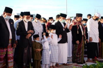Mentan dan Gubernur Sulsel Shalat Id di pelataran Masjid Kubah 99 Makassar
