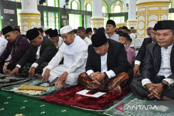 Diguyur hujan, pelaksanaan Shalat Id di halaman Kantor Bupati Agam dialihkan ke masjid