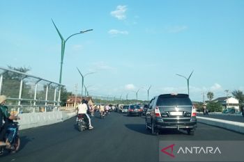Polisi mengamankan Jembatan Kretek agar kendaraan tidak berhenti di tengah