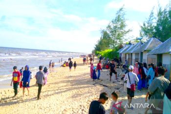 Pantai Ujung Pandaran langsung diserbu wisatawan saat libur Lebaran