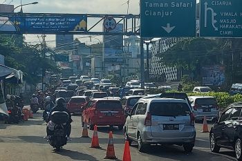 Polisi berlakukan arus lalu lintas satu arah di Puncak Bogor
