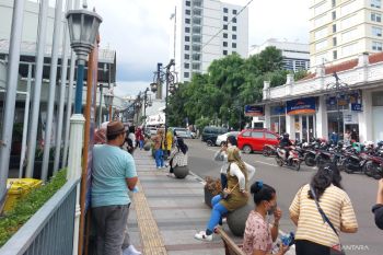 Bandung: Eid tourists click pictures on Asia Afrika Street