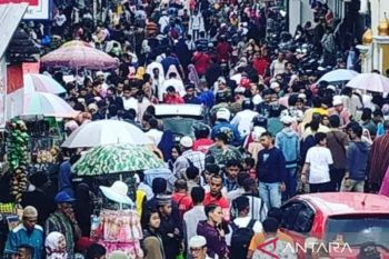 Belasan ribu pengunjung padati Kebun Binatang Bukittinggi saat libur Lebaran