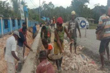 Babinsa Biak terus tanamkan rasa kekeluargaan melalui berbagai program kerja bakti