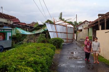 Atap belasan rumah di Umbulharjo Yogyakarta rusak diterjang angin kencang