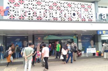 Stasiun Tanjungkarang Bandarlampung dipadati pemudik