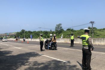Polres Lampung Selatan lakukan kanalisasi untuk urai kemacetan menuju Bakauheni