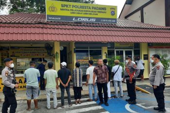 Polisi tangkap 13 orang diduga lakukan pungli di Pantai Padang