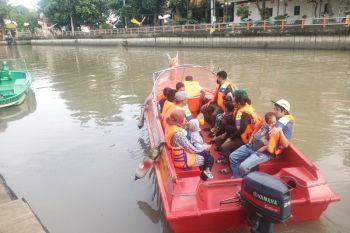 Wisata perahu diserbu warga