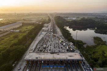 Antrean kendaraan arus balik di GT Cikampek Utama