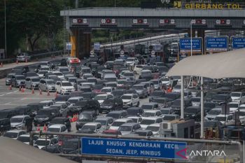 Kepadatan arus lalu lintas di Jalan Tol Jakarta-Cikampek arah Jakarta