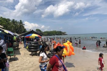 Pengunjung dan pedagang Pantai Sambolo 2 Anyer beri apresiasi kepada aparat polisi