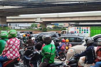 Arus lalu lintas Kalimalang macet hingga sore