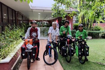 Tiga pria asal Indonesia pergi ke Mekkah menggunakan sepeda