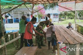 Babinsa Koramil 1708/05 bantu warga buat pondok bazar di Biak