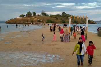 Pantai Lariti Bima ramai dikunjungi wisatawan saat libur Lebaran