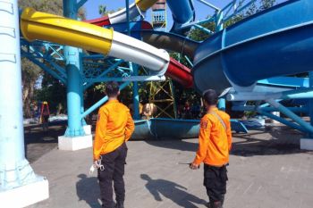 Sembilan orang terjatuh dari seluncuran kolam renang Kenpark Surabaya