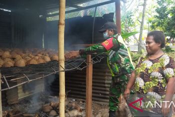 Koramil Supiori Selatan bantu warga olah kopra