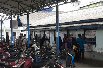 Antri sejak pagi pemudik di Karimun tidak kebagian tiket kapal arus balik mudik