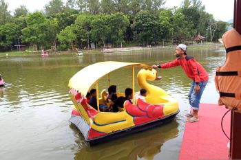 West Sumatra: Belibis Island crowded during Eid holiday