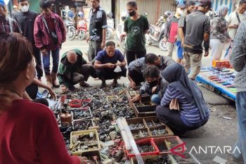 Pasar loak jadi serbuan penggemar barang lama