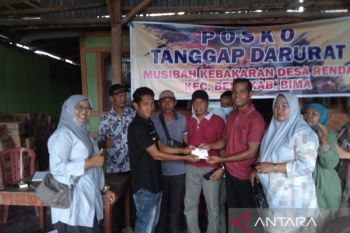 Relawan Ridwan Kamil menyerahkan bantuan untuk korban kebakaran di Bima