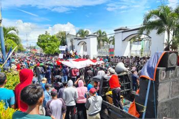"Imsak" gelar unjuk rasa pertanyakan penanganan korupsi di DLH Situbondo