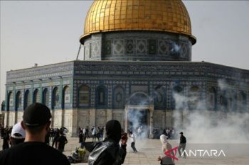 Israel melarang warga Palestina memasuki Masjid Al-Aqsa