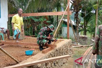 Koramil Supiori tingkatkan sinergitas melalui pembuatan teras rumah warga