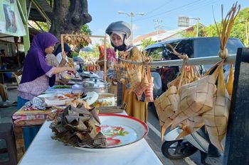 Pemkot Mataram mengizinkan ASN pulang rayakan "Lebaran Topat"