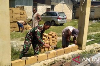Koramil Supiori Utara bantu pembangunan rumah warga wujudkan kemanunggalan TNI