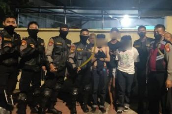 Polisi tangkap belasan remaja tawuran dan lempar botol